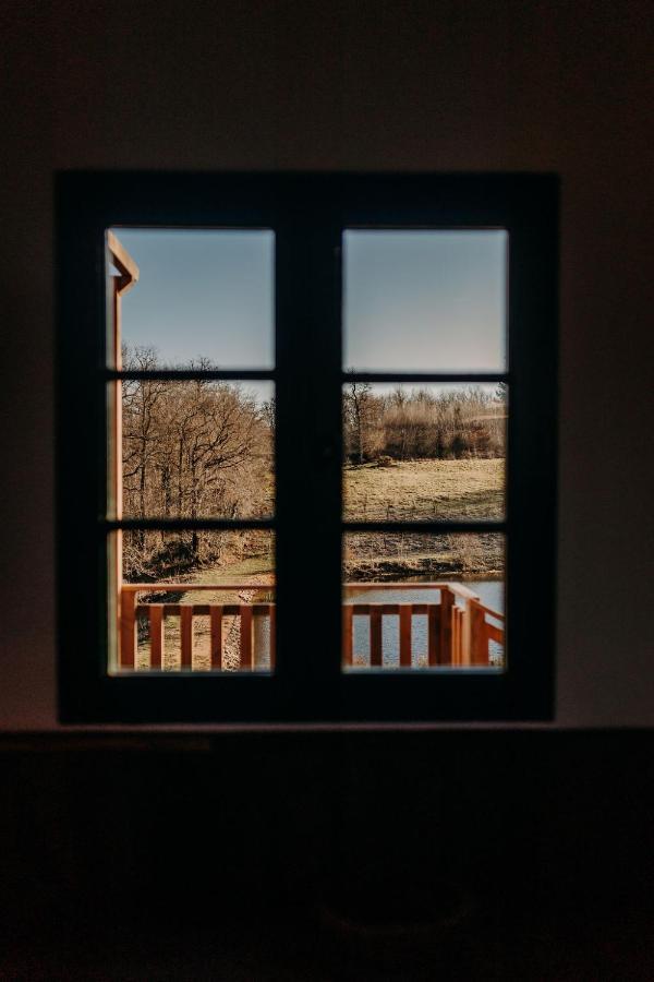 Busserolles La Ferme Du Pont De Maumy, Cabane Au Bord De L'Etang Et Bain Nordique מראה חיצוני תמונה