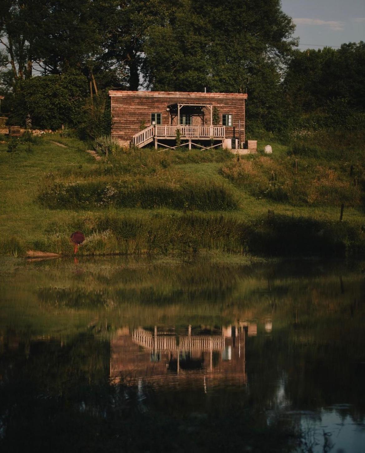 Busserolles La Ferme Du Pont De Maumy, Cabane Au Bord De L'Etang Et Bain Nordique מראה חיצוני תמונה
